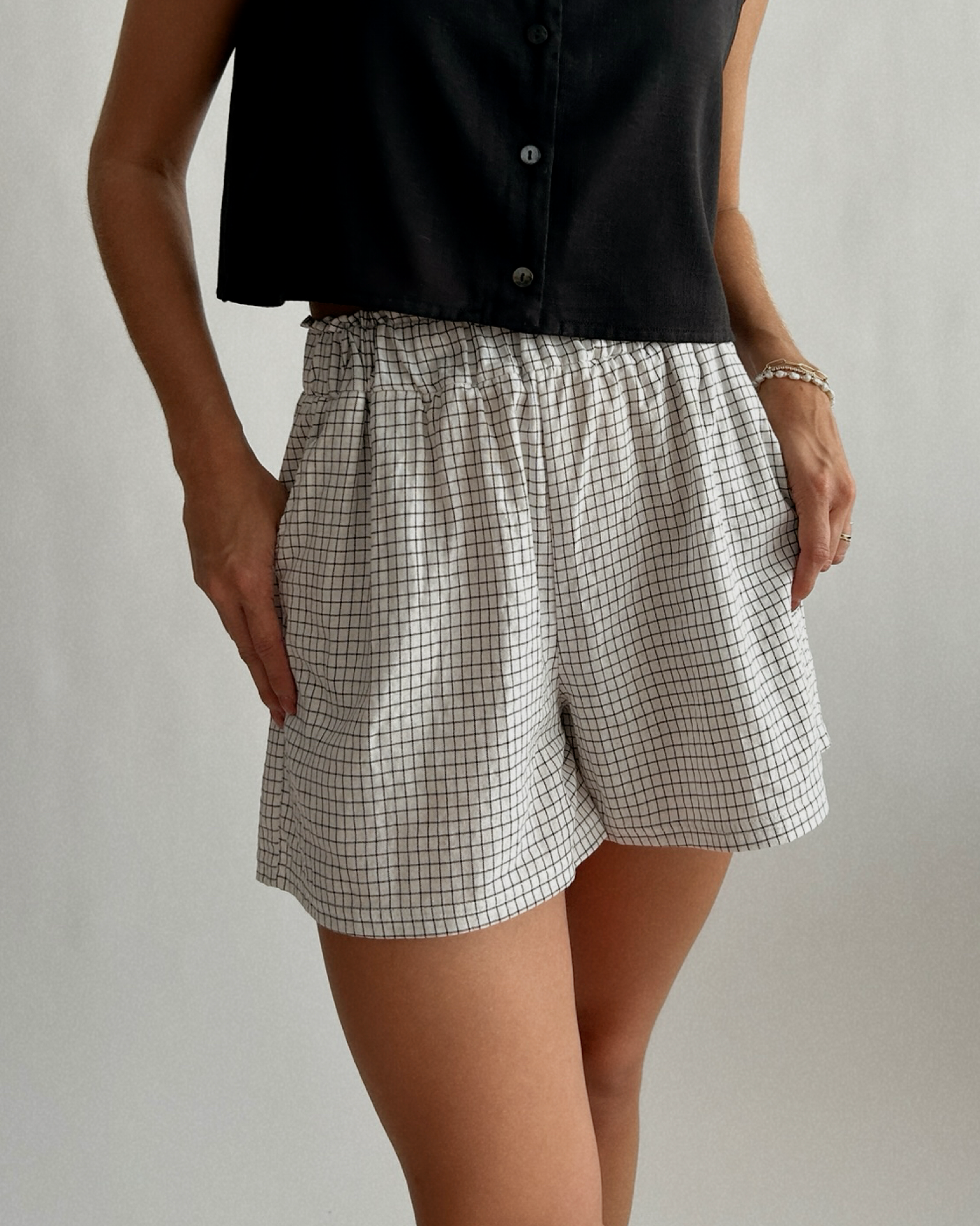 GRID SHORT // ECRU